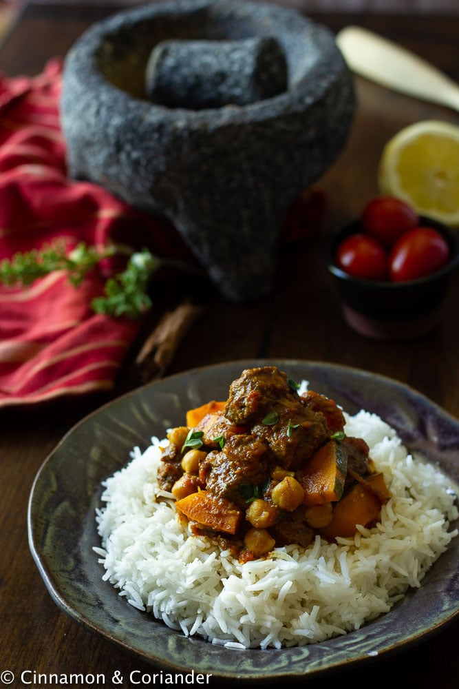 Indisches Curry Vindaloo mit zartem Reh, Kichererbsen und Kürbis auf Basmati Reis