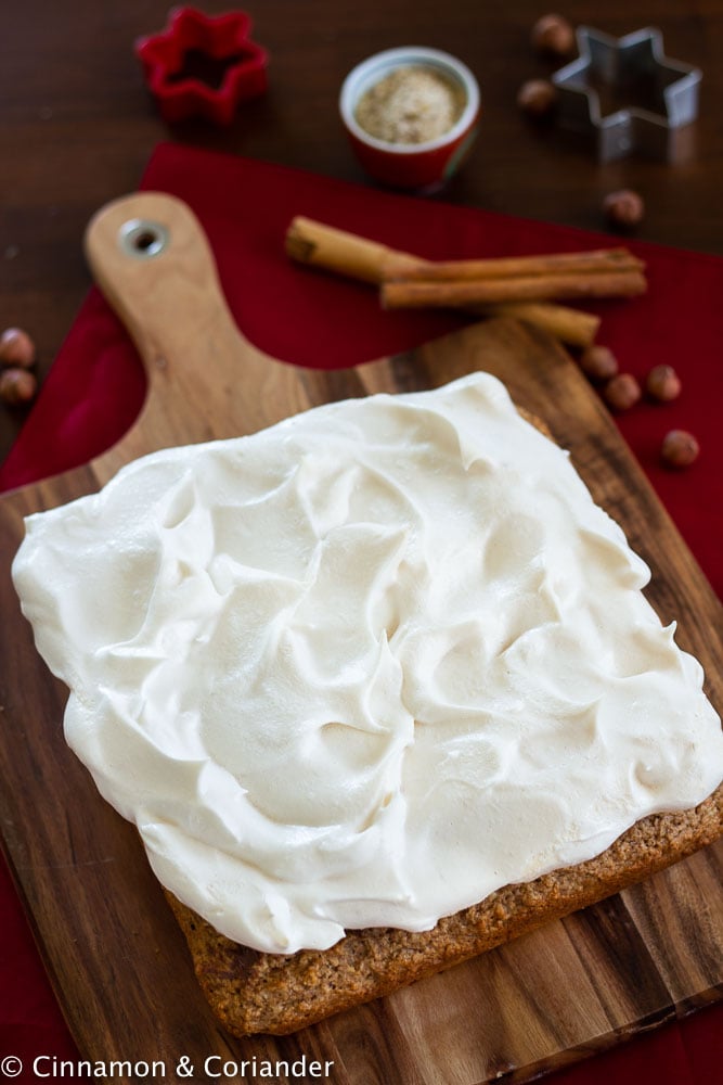 veganer Zimtsternkuchen mit veganer Baiserhaube auf einem Holzbrett 