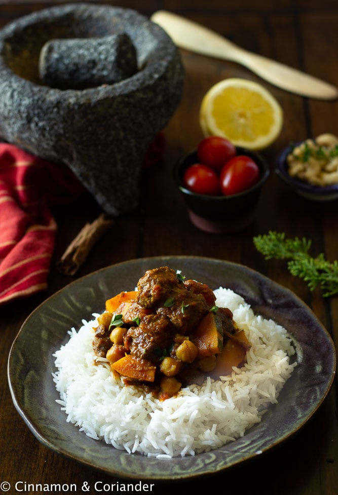 scharfer Reheintopf (Reh Rezept) mit Kürbis und Kichererbsen auf Basmati Reis serviert 