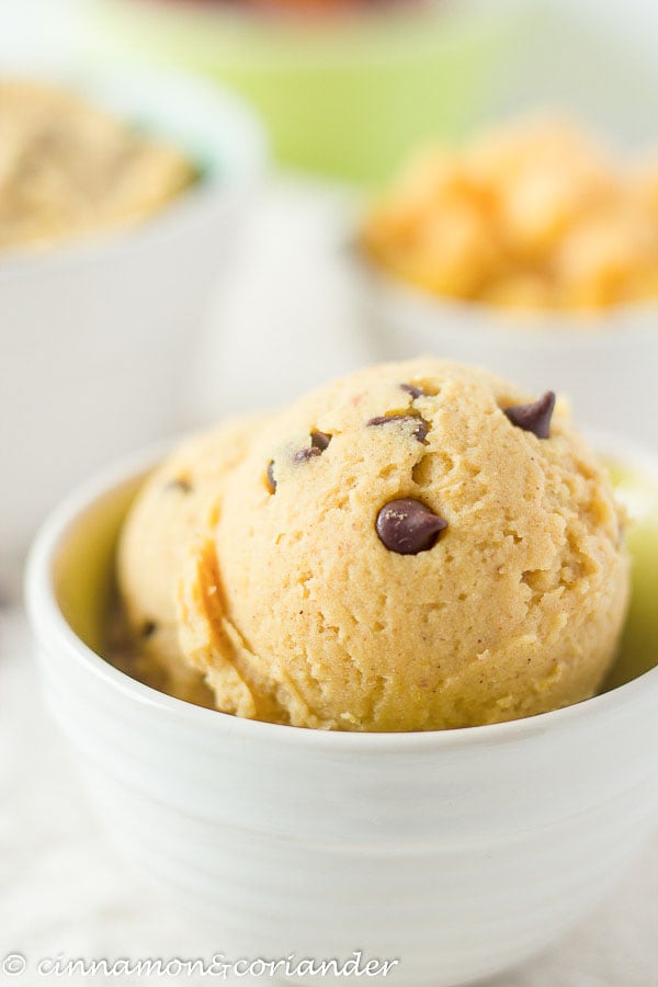 Veganer essbarer Keksteig (Cookie Dough) in einer weißen Schüssel