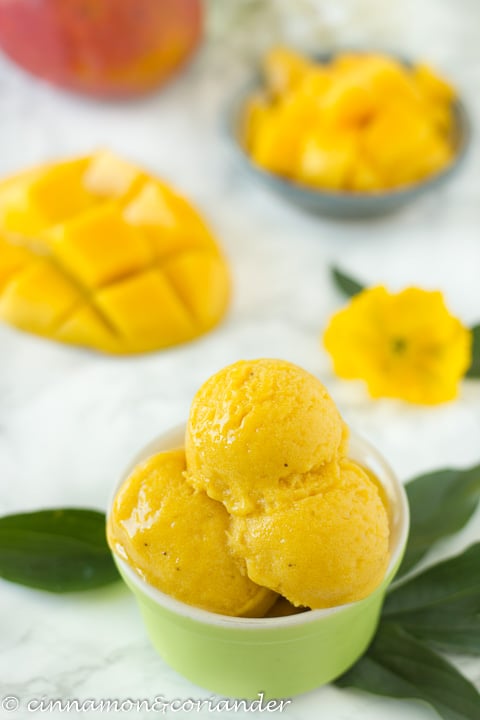 Tre palline di crema vegana al mango e banana in una piccola ciotola