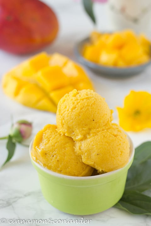 drei Kugeln selbstgemachtes zuckerfreies Eis mit Mango und Banane 