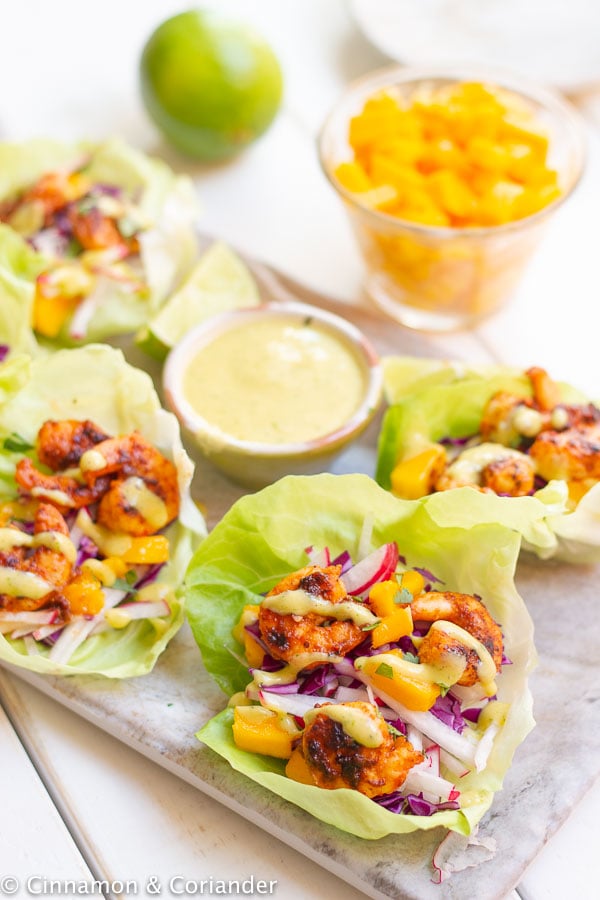 Salat Wraps mit gegrillten Honig Chili Garnelen serviert mit Mango Sauce auf einer Platte