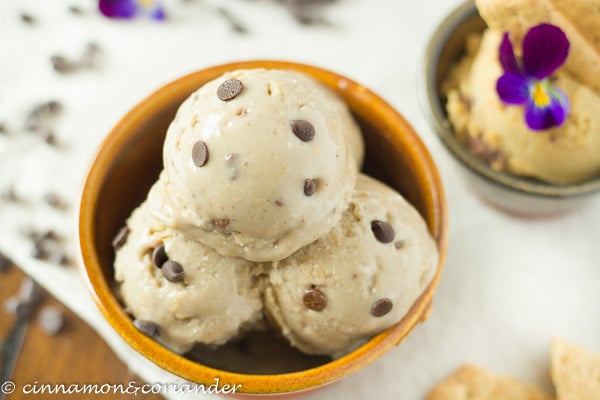 Selbstgemachtes Cookie Dough Eis ohne Zucker in einer kleinen Dessert Schale serviert