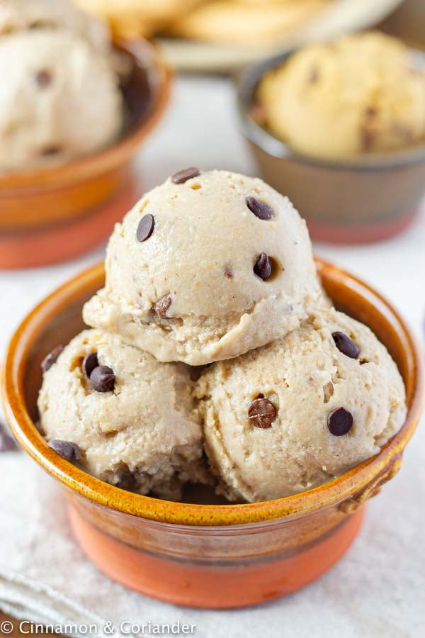 drei Kugeln veganes zuckerfreies Cookie Dough Eis mit Erdnussbutter 