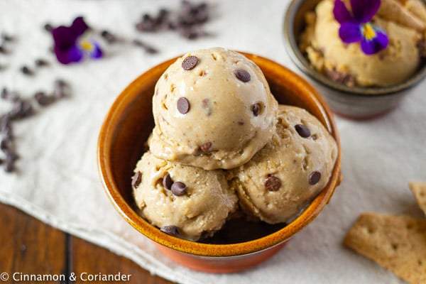 veganes Erdnuss Cookie Dough Eis mit Schokoladenstückchen in einer kleinen Dessert Schale