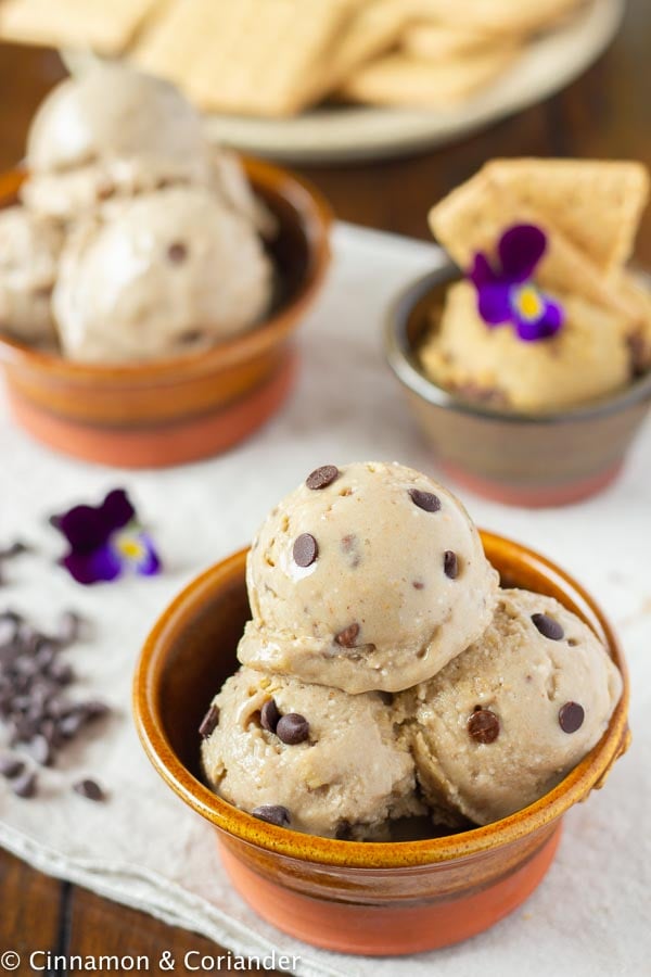 veganes Gesundes Cookie Dough Eis mit Erdnussbutter in einer kleinen Dessertschale