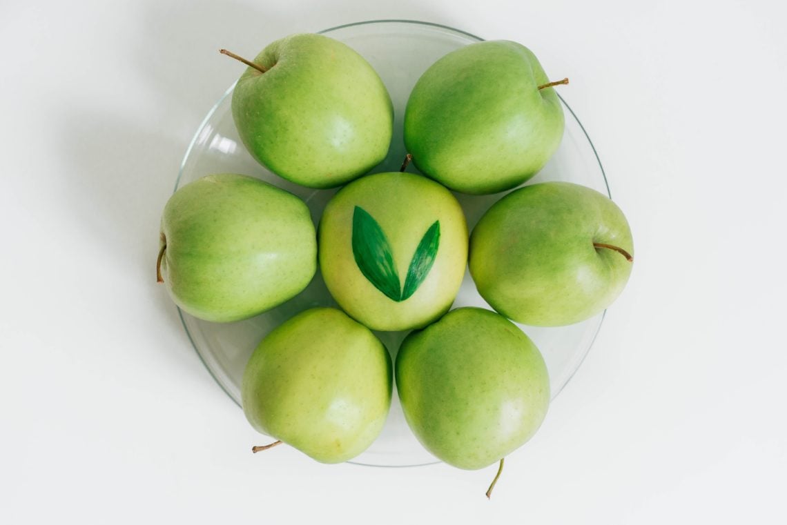 Granny Smith Äpfel auf einem Glasteller 