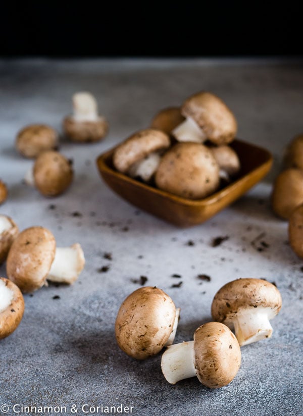 braune Champignons für Pilzsauce auf einem Küchentresen
