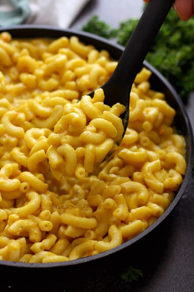 close-up side view of a skillet with silky vegan mac and cheese made with squash 