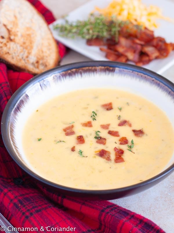 ein Teller cremiger Käsesuppe mit Bier und Bacon mit gerösteten Brotscheiben serviert