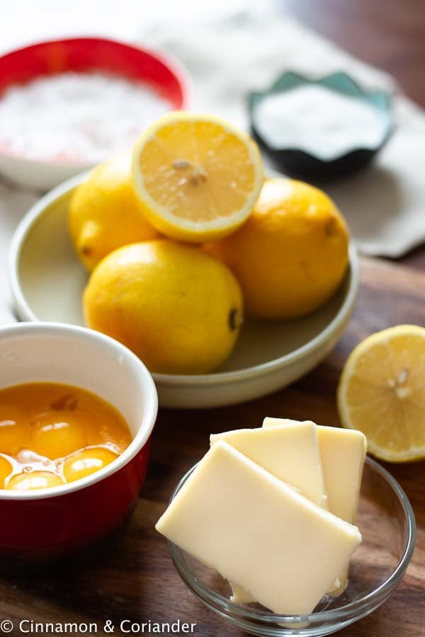 Zutaten für Lemon Curd Rezept auf einem Küchentisch