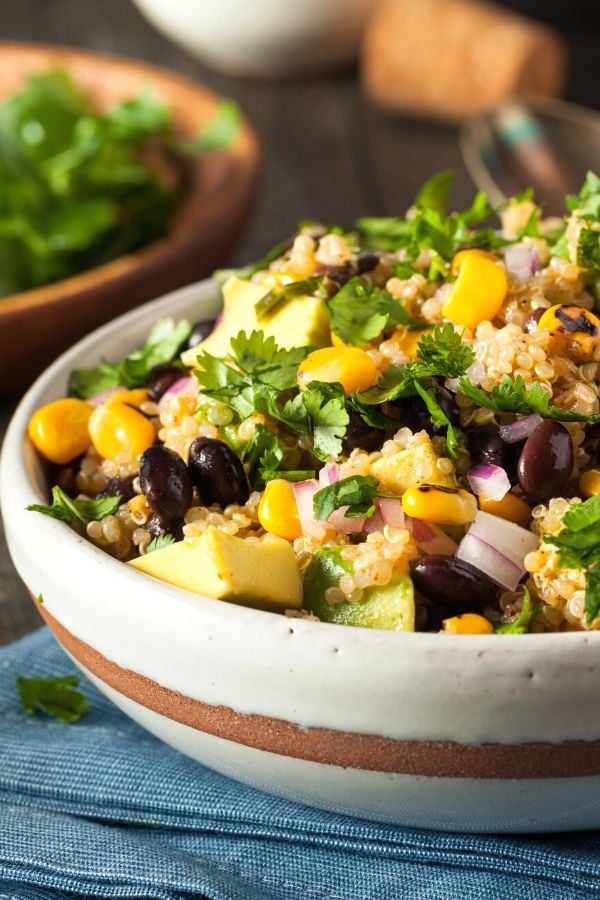 Gesunder Veganer Quinoa Salat mit Avocado, Mais und Bohnen 