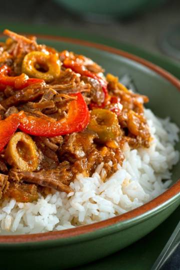 Kubanisches Pulled Beef "Ropa Vieja" auf Reis serviert
