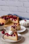 ein Stück Kirschkuchen mit Vanille Pudding Füllung und Mürbteig