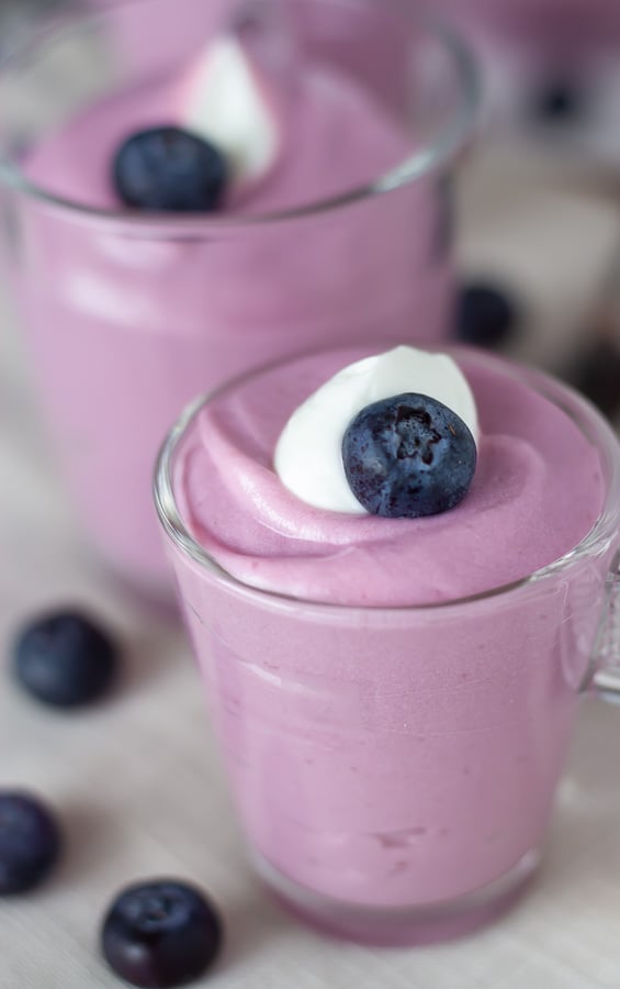 Veganes Blaubeer Käsekuchen Dessert im Glas mit frischen Blaubeeren verziert