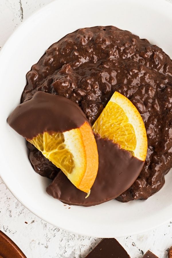 eine Schale Schokoladen Porridge mit Orangenscheiben dekoriert