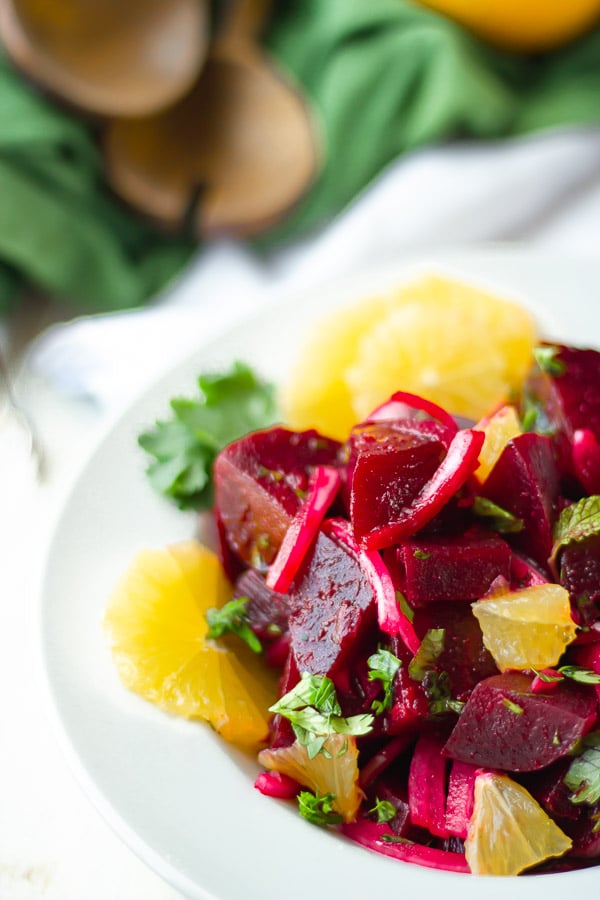 Marokkanischer Rote Beete salat mit Orangen und Minze auf einem weißen Teller