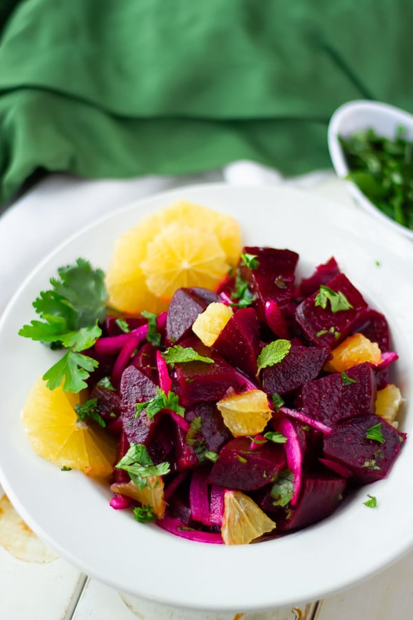 Marokkanischer Rote Beete salat mit Orangen und Minze auf einem weißen Teller