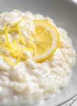 cremiger einfacher Zitronen Milchreis in einer Schale mit Zitronenabrieb garniert