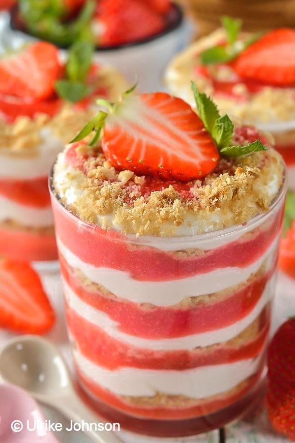 Erdbeer Traum Dessert im Glas mit Butterkeksen und frischen Erdbeeren dekoriert