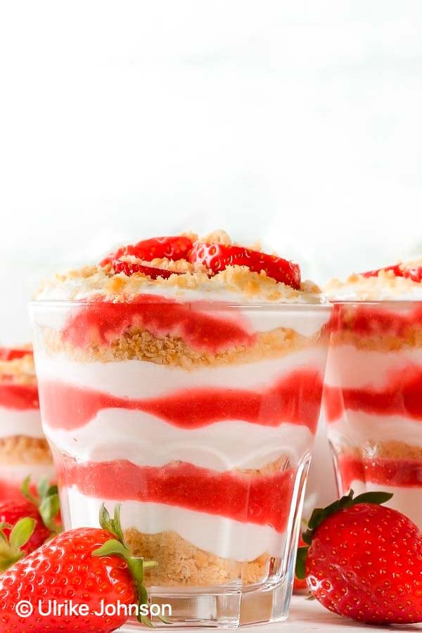 Erdbeer Dessert im Glas geschichtet mit Mascarpone Quark Creme, Erdbeer Püree und Kekskrümeln