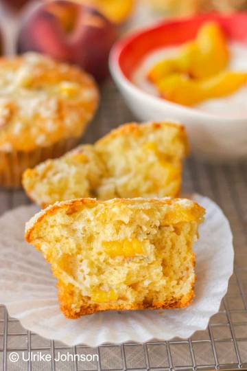 Pfirsich Muffins mit Streusel &amp; Joghurt - Cinnamon&amp;Coriander