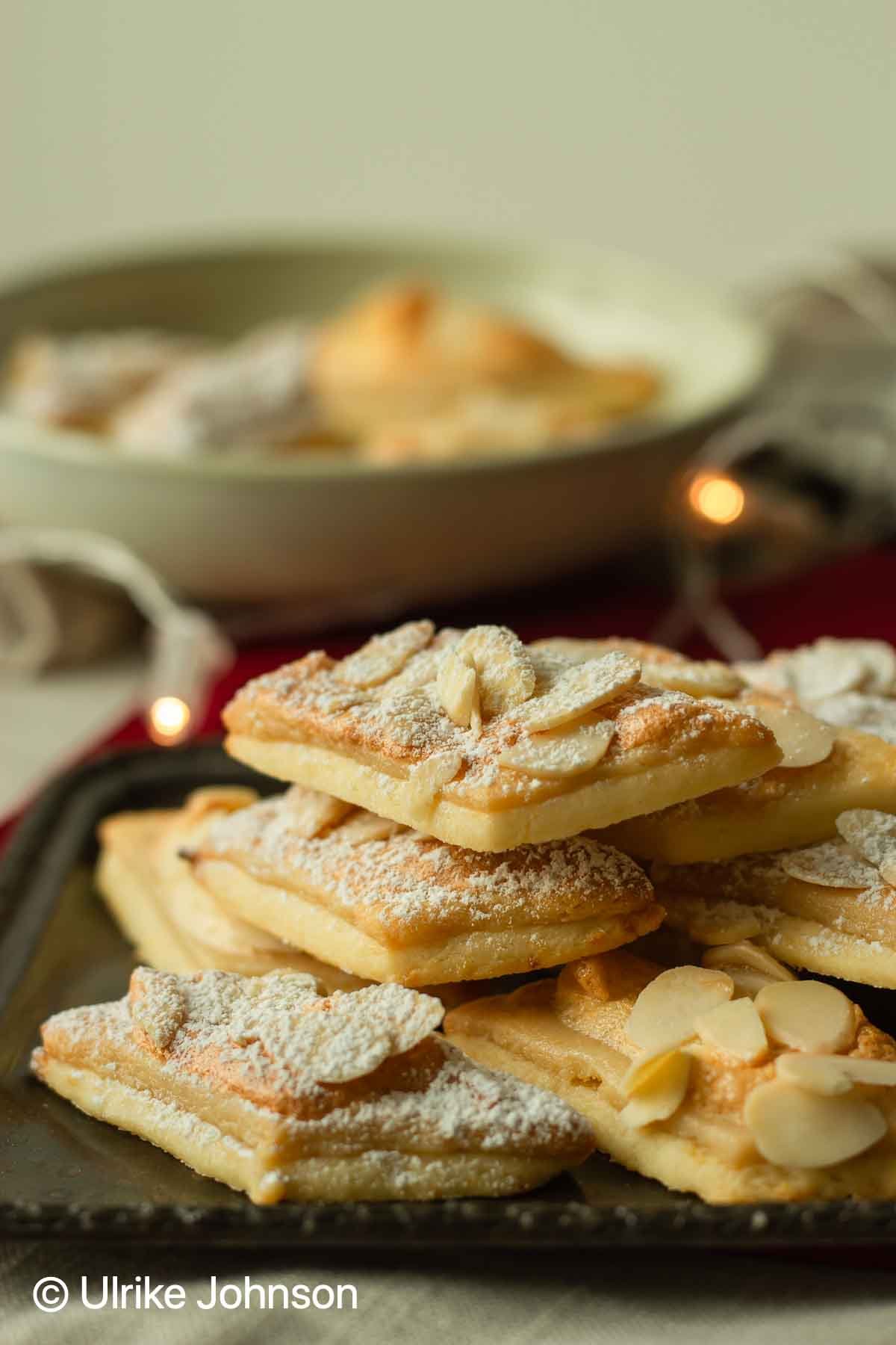 Marzipan Plätzchen mit Mandeln auf einem Weihnachts Keksteller