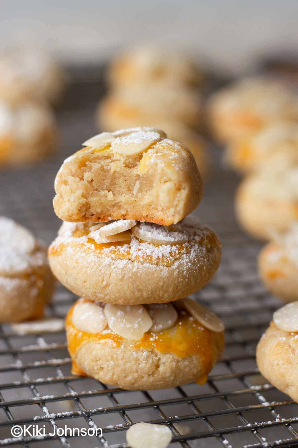 weiche saftige Marzipan Wölkchen Plätzchen mit Mandelblättchen auf einem Kuchengitter