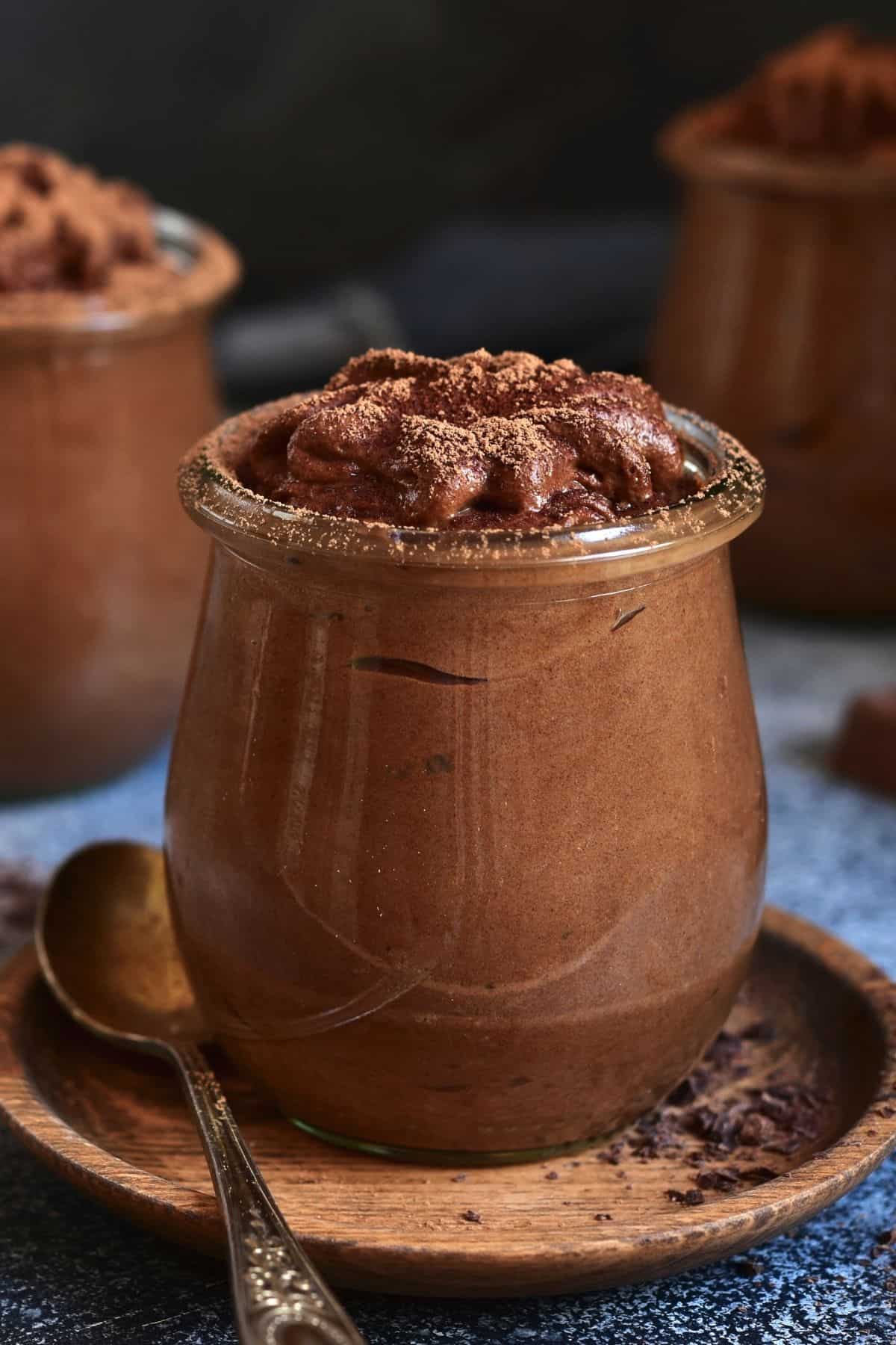 Thermomix Lebkuchen Mousse mit Lebkuchen Gewürz bestäubt in einem Weckglas