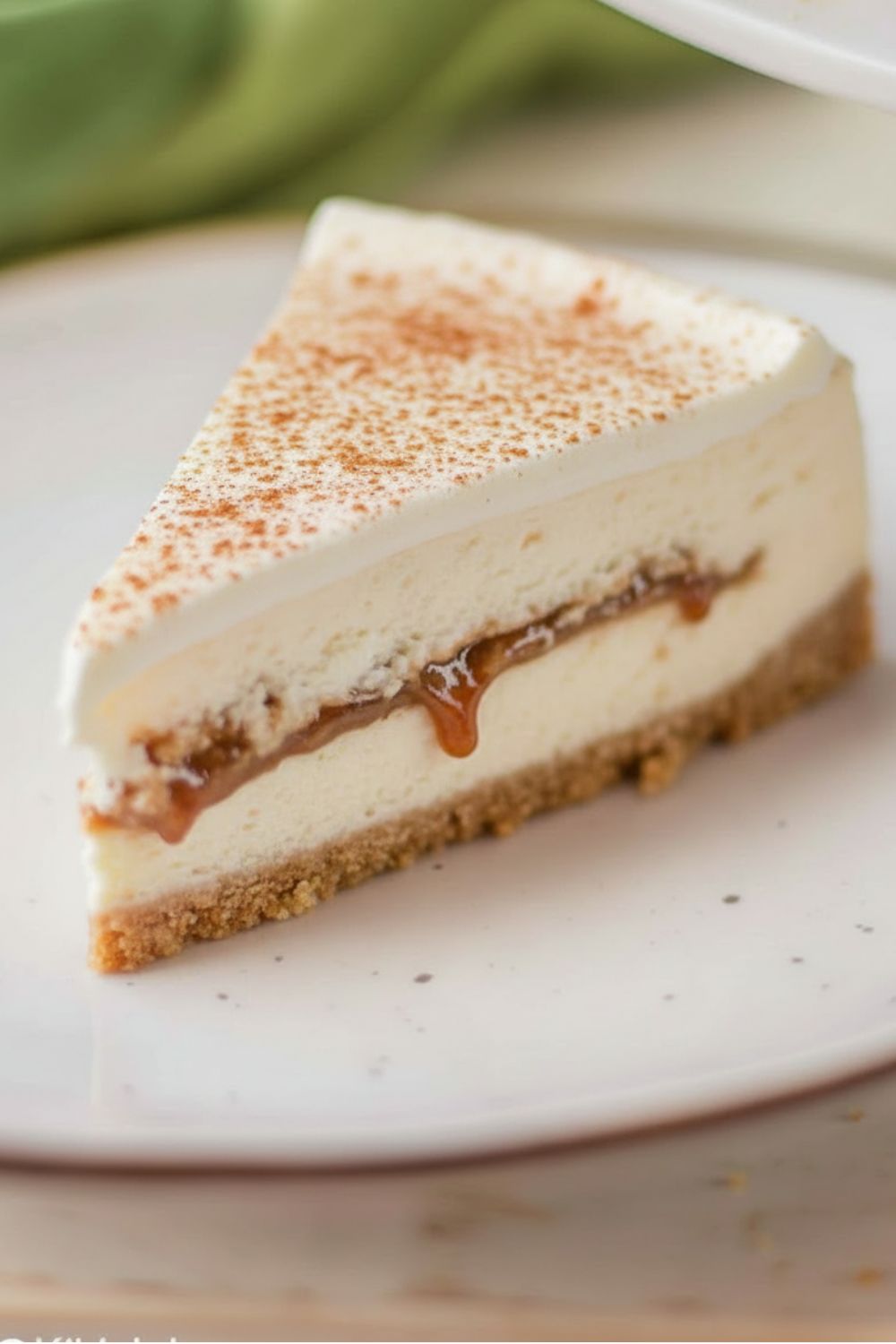 ein Stück Zimtschnecken Käsekuchen auf einem weißen Teller