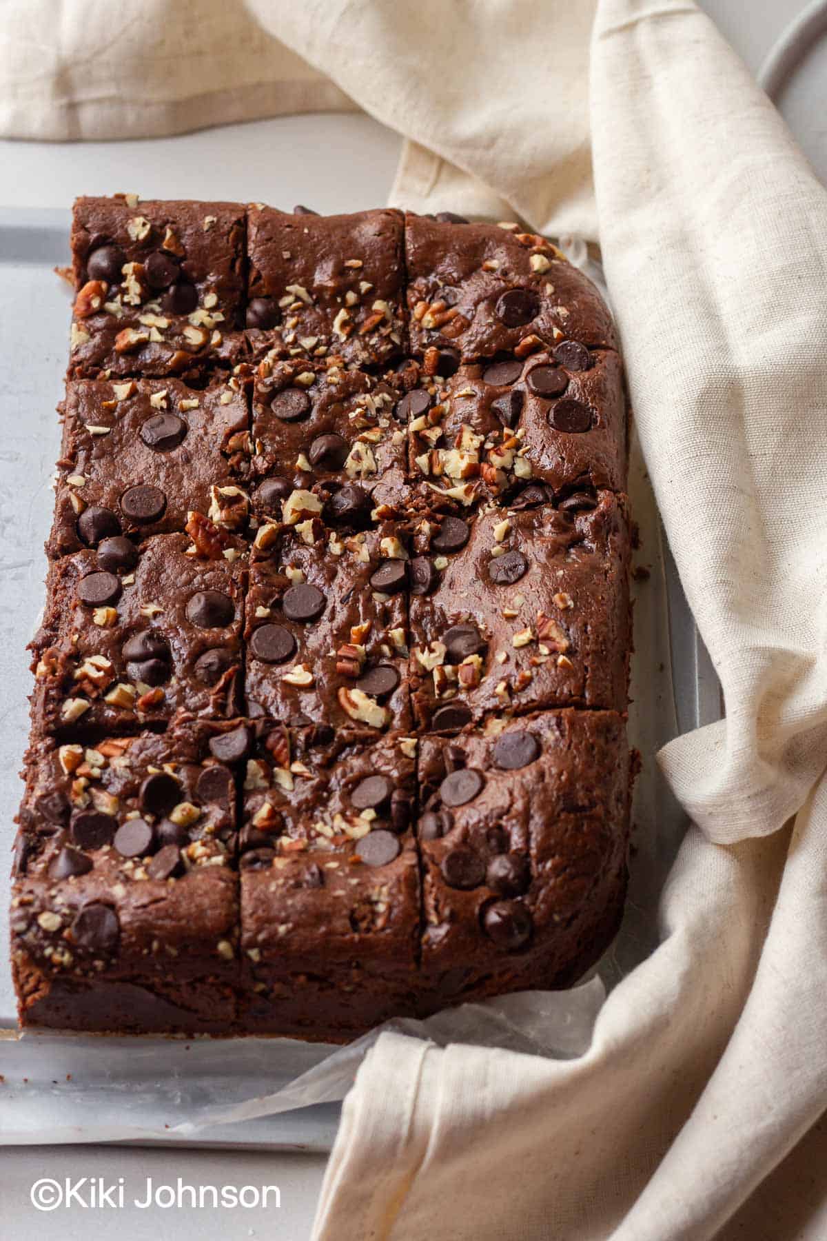 Nutella Brownies mit gehackten Nüssen in einer Brownies Form 