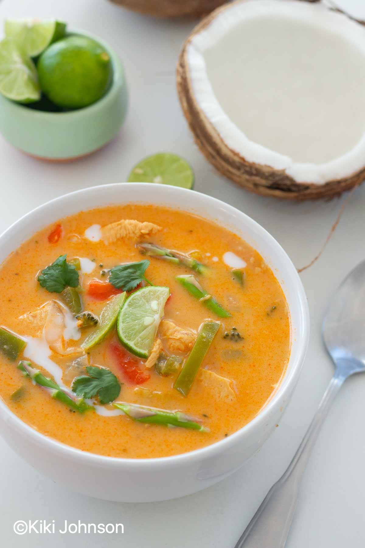 eine Schale mit Thai Curry Suppe mit Gemüse und Hähnchen 