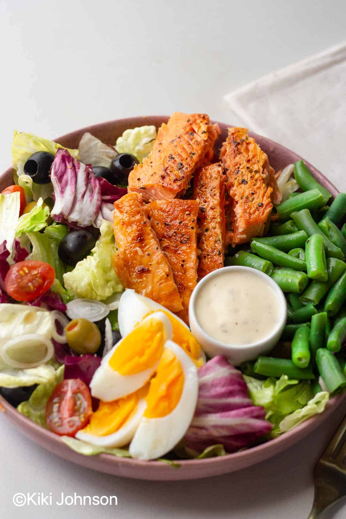 Nizza Salat mit gebratenen Lachstreifen auf Salatbett mit Schuhbeck Salat Nicoise Dressing 