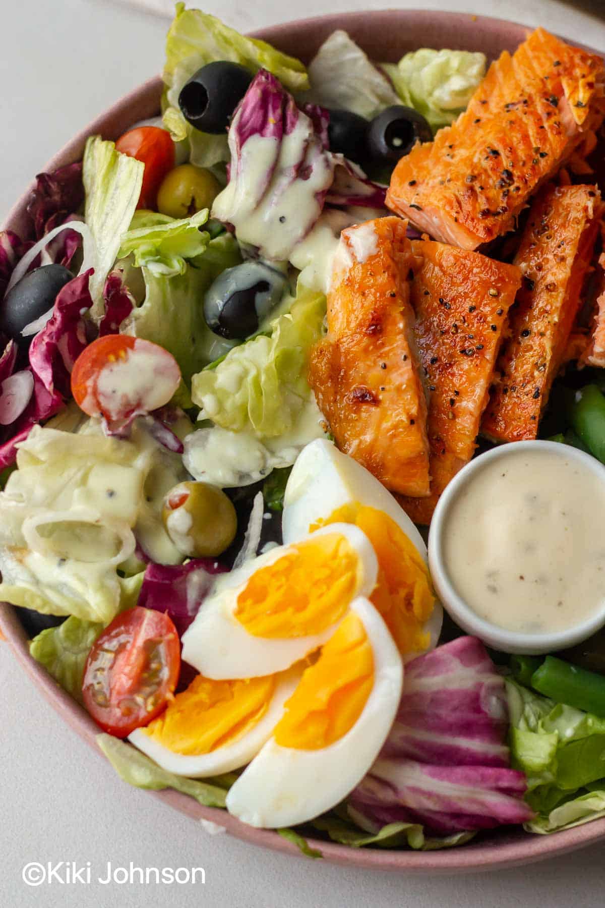 Jamie Oliver Nizza Salat mit Lachs, Ei, Oliven und Bohnen auf einem Salat Teller