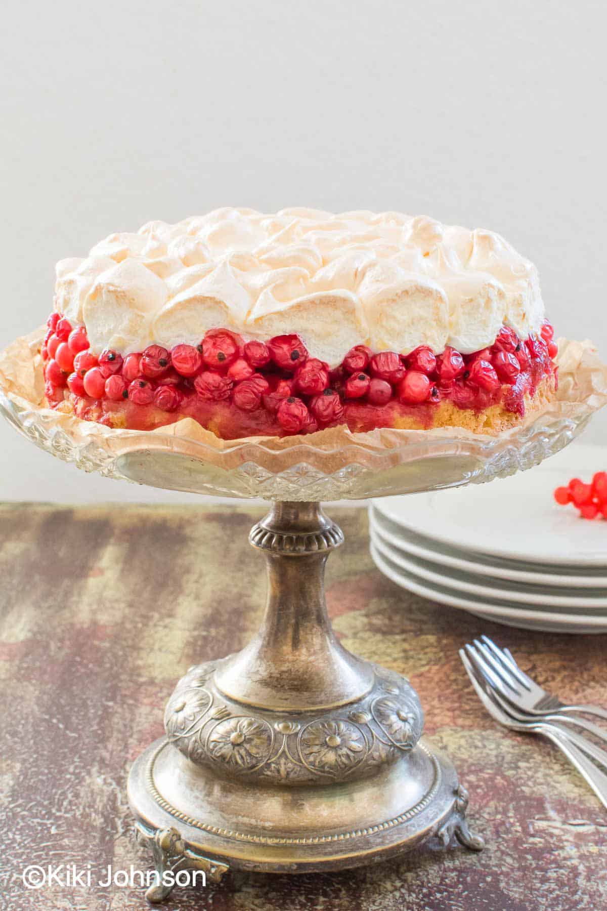 Johannisbeerkuchen mit Baiserhaube und Rührteig auf einem silbernen Kuchenstand