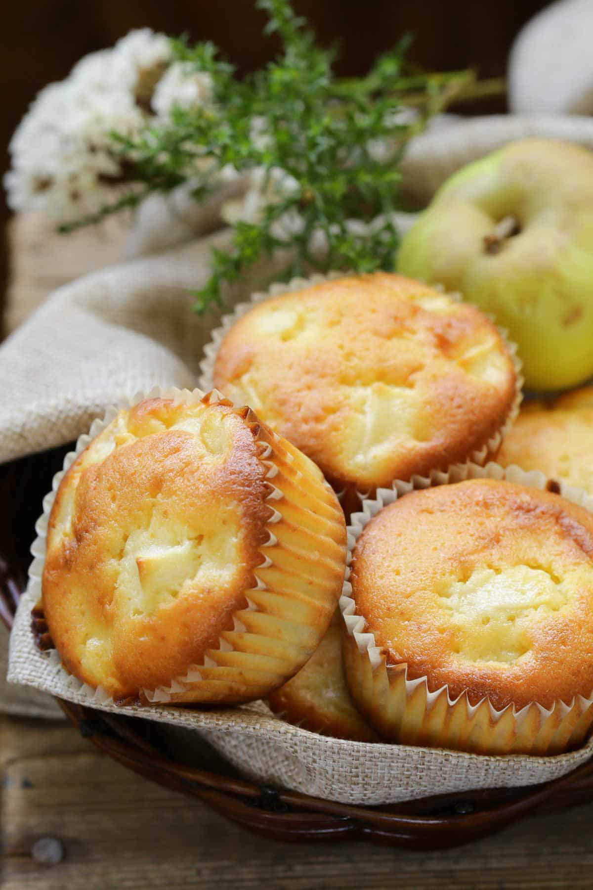 saftige Apfel Muffins mit Apfelstücken in einer Schale 