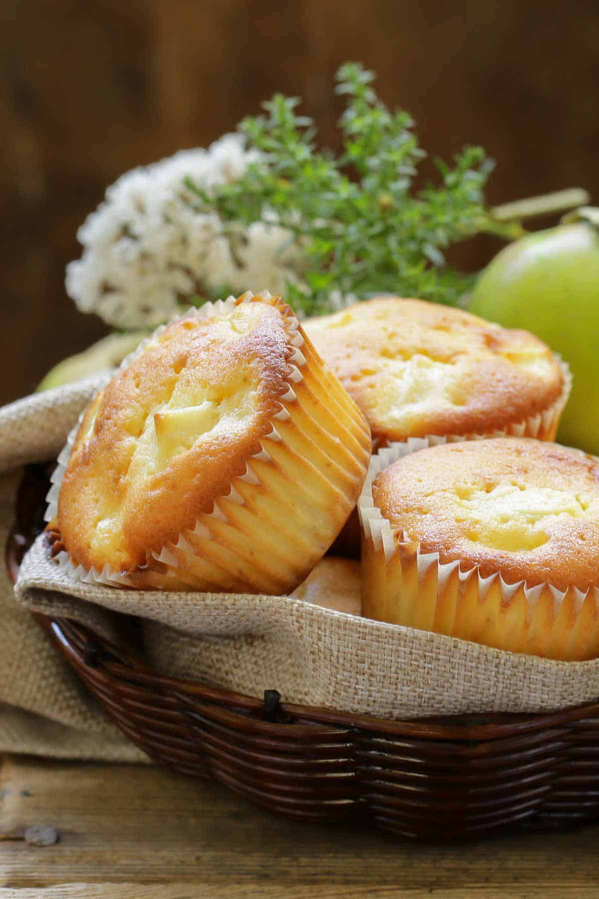 gesunde zuckerfreie Apfel Muffins in einem kleinen Korb 