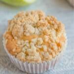 ein Saftiger Apfel Muffin mit Streusel auf einer Serviette