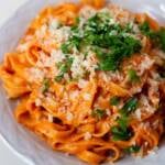 paprika pasta mit cremiger paprika sahne sosse auf einem weißen Teller