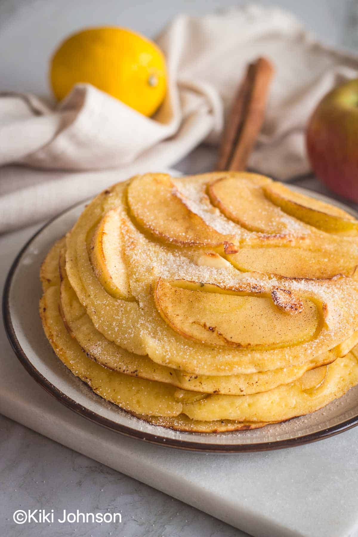 Apfelpfannkuchen nach Großmutters Art auf einem Teller 
