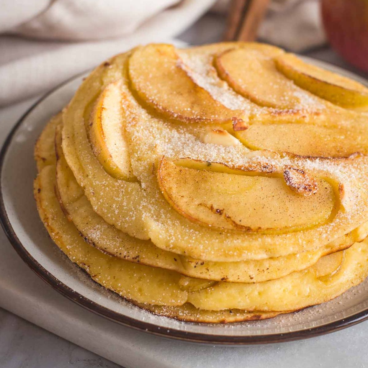 Apfelpfannkuchen nach Großmutters Art au einem Teller
