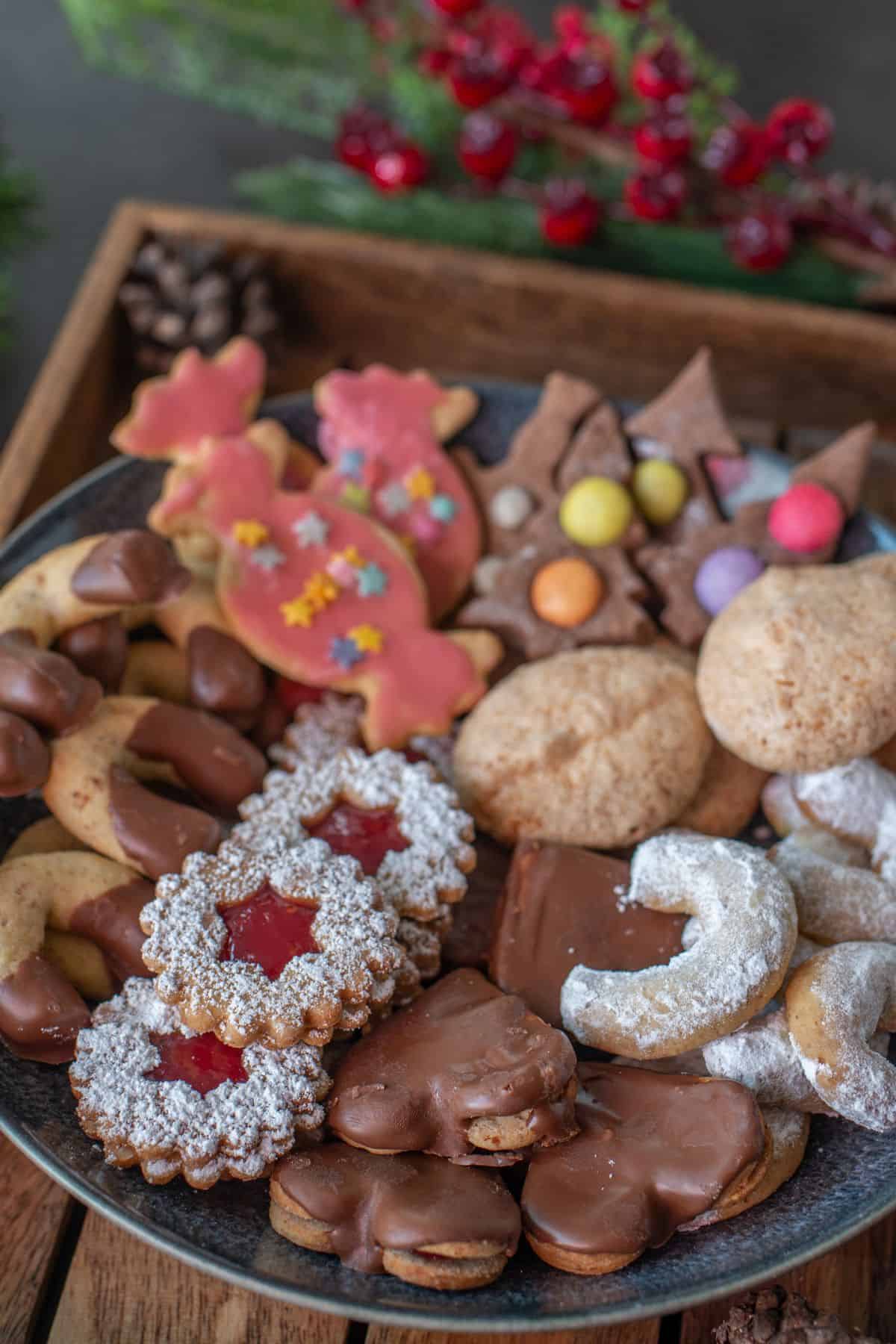 Klassische Landfrauen Plätzchen wie Linzer, Vanillekipferl und Makronen auf einem weihnachtlichen Keksteller