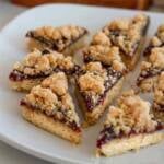 Plätzchen mit Streusel und Pflaumenmus auf einem weißen Teller