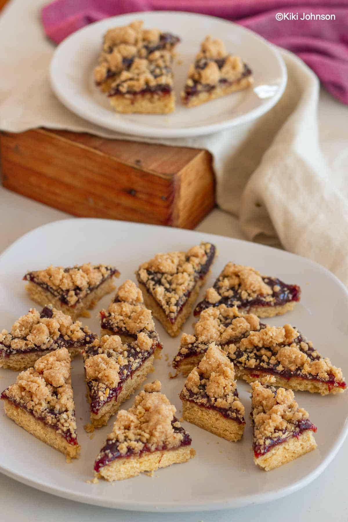 ein Teller mit Plätzchen mit Streusel und Pflaumenmus 