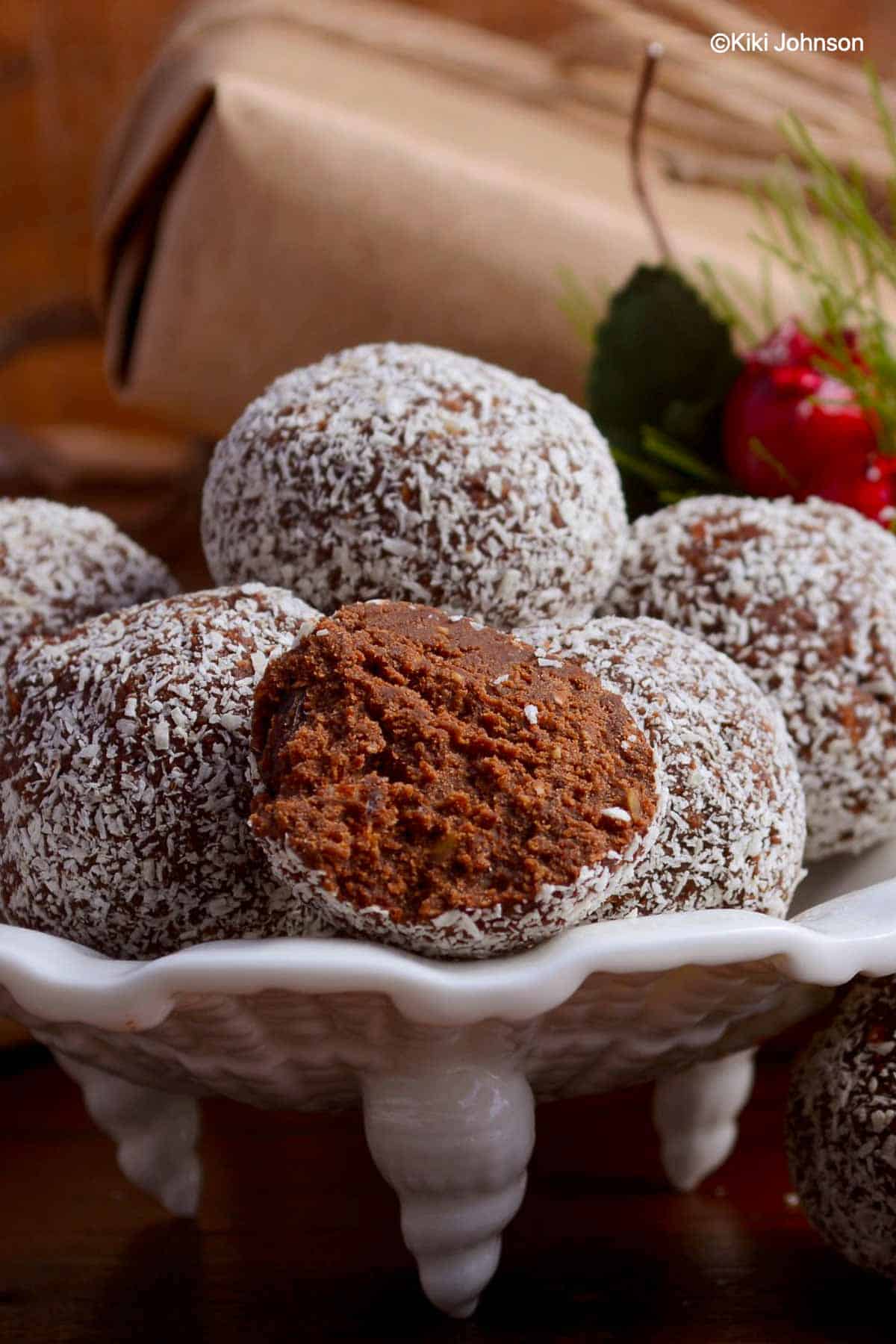 Rumkugeln wie früher mit Kokosflocken in einer kleinen Schale 