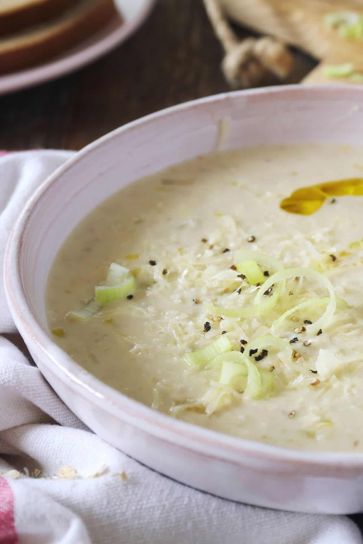 eine Schale mit veganer Käse Lauch Suppe mit frischem Lauch 