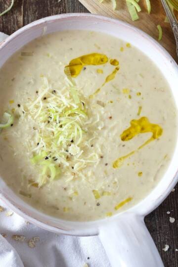 Ein einfaches Rezept für leckere vegane Käse Lauch Suppe mit Kartoffeln. Diese vegane Käse-Lauch-Suppe ist schnell und einfach gemacht und super lecker!