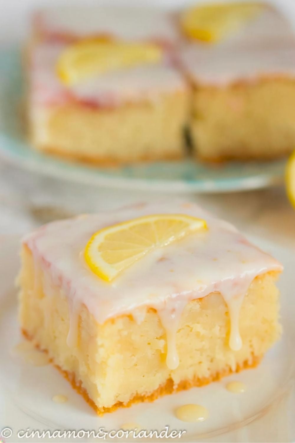 ein Stück saftiger Eierlikörkuchen vom Blech mit Zitronenguss auf einem Dessertteller