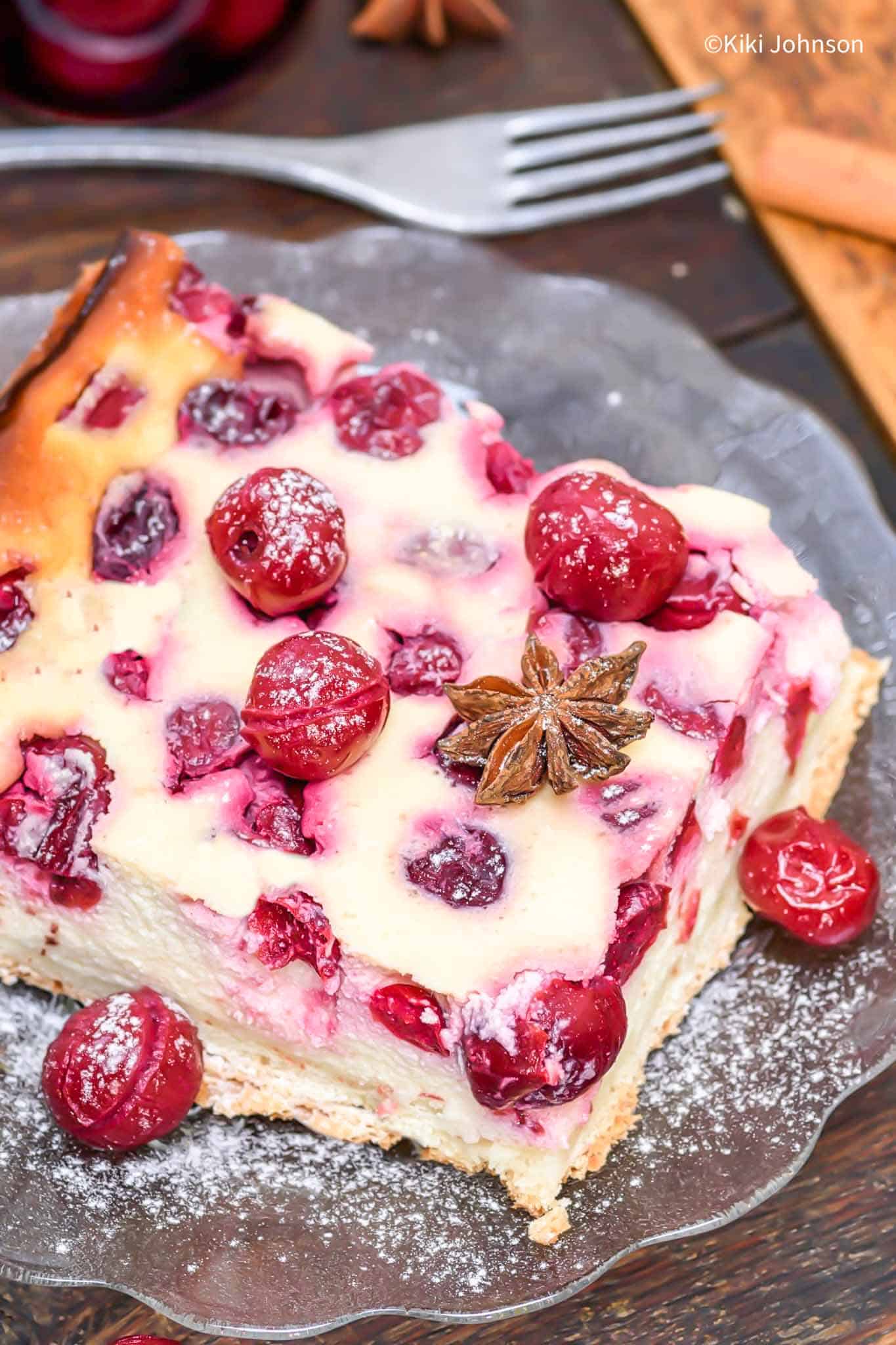 ein Stück Omas Kirsch Schmandkuchen mit Sauerkirschen aus dem Glas 